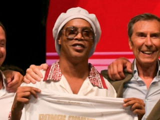 Ronaldinho, 46 yaşında futbola geri dönüyor
