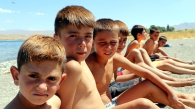 Van Gölü'nün sodalı suyunda çocukların saçları sarıya döndü