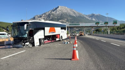 Adana'da yolcu otobüsü bariyere çarptı: 5 yaralı
