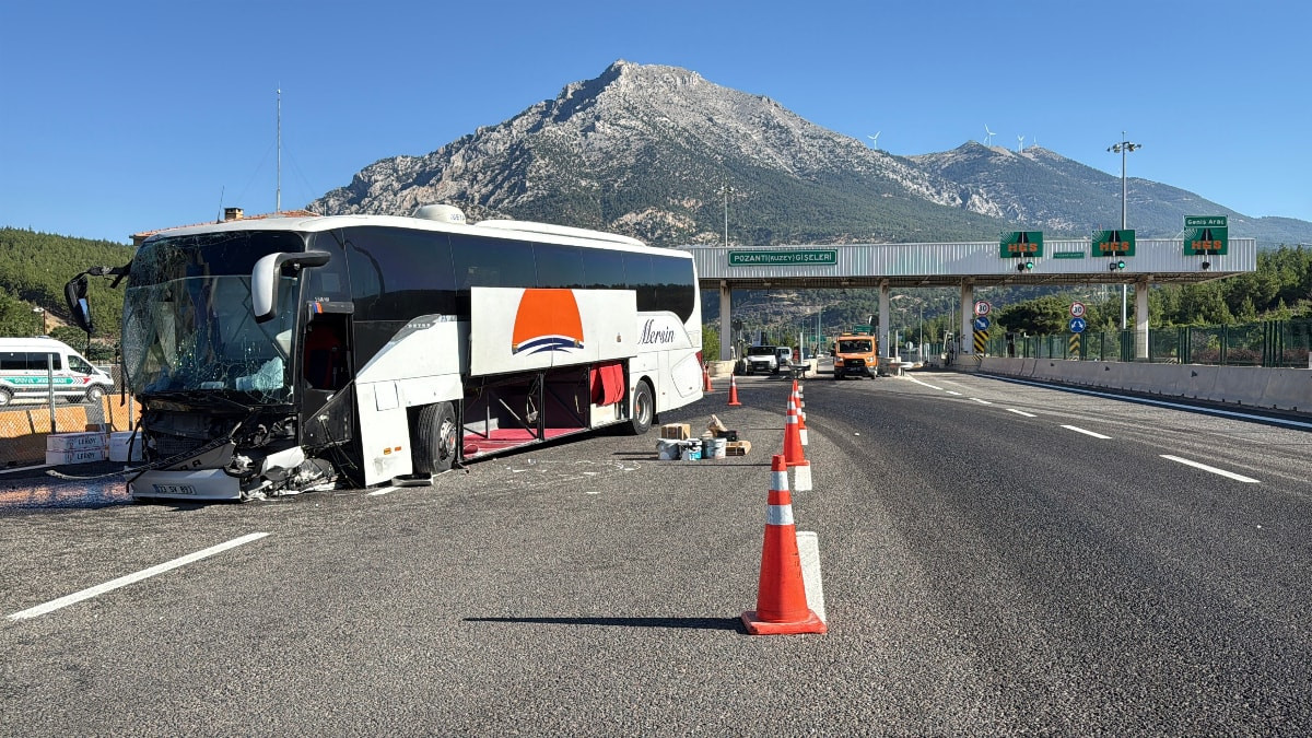 Adana'da yolcu otobüsü bariyere çarptı: 5 yaralı