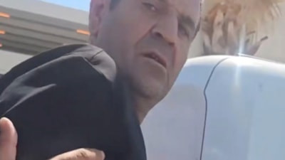 Kurtlar Vadisi'nin Nevzatı trafikte sinirlerine hakim olamadı: Küfürler etti, camına yürüdü