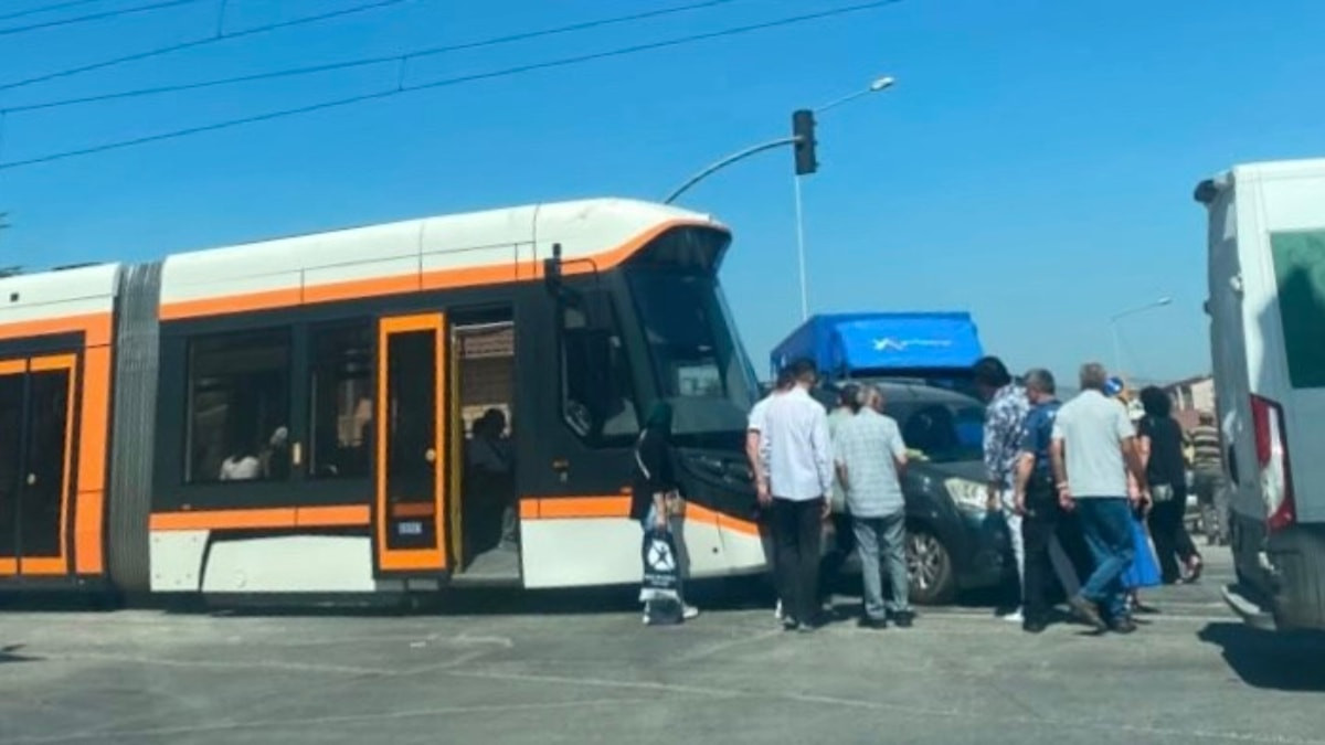 Eskişehir'de tramvay ile hafif ticari araç çarpıştı