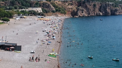 Antalya'da termometreler 40 dereceyi gösterdi: Kent merkezi boş kaldı