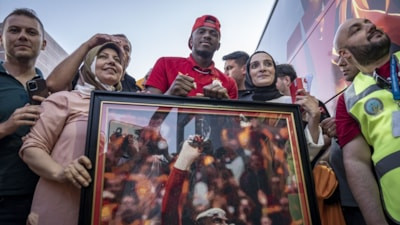 135 bin boncukla işlediği Osimhen tablosunu yıldız futbolcuya hediye etti