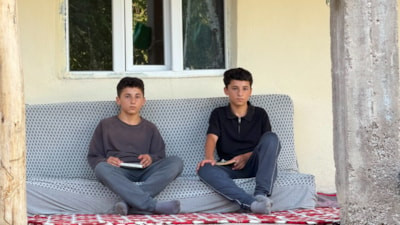 Hakkari'de ikizlerin başarı hikayesi: Yerde ders çalışıp fen lisesini kazandılar