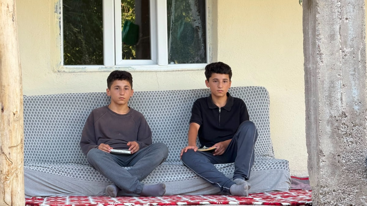 Hakkari'de çocukların başarı hikayesi: Yerde ders çalışıp fen lisesini kazandılar