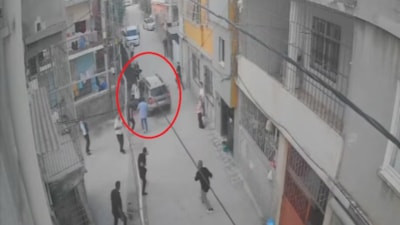 Adana'da husumetli ailelerin kavgasında kalabalığın üzerine araç sürüldü