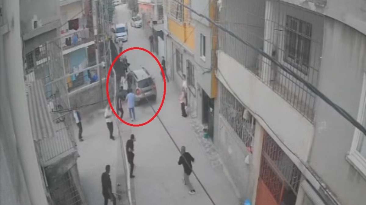 Adana'da husumetli ailelerin kavgasında kalabalığın üzerine araç sürüldü