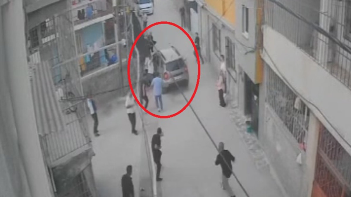 Adana'da cip sürücüsü kavga eden kalabalığın arasına daldı: 4 yaralı