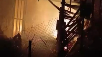 Hatay'da 2 katlı ahşap ev alevlere teslim oldu