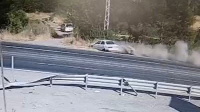 Adıyaman'da kontrolden çıkan otomobil şarampole devrildi: 2 yaralı