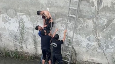 Mersin'de kanala düşen genci arkadaşı yakaladı: İtfaiye kurtardı
