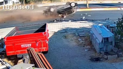 Antalya'da refüjdeki ağaca çarpan otomobil takla attı: 2 yaralı
