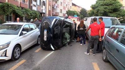 İstanbul'da park halindeki araçlara çarpıp devrildi: Sürücü hastaneye kaldırıldı