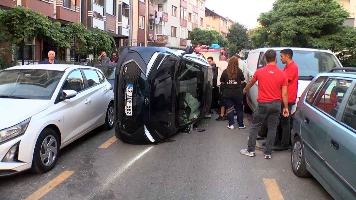 İstanbul'da park halindeki araçlara çarpıp devrildi: Sürücü hastaneye kaldırıldı