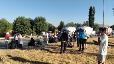 Afyonkarahisar'da kontrolden çıkan yolcu otobüsü devrildi: 22 yaralı