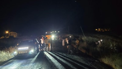 Diyarbakır’da hatalı sollama yapan araç tırın altında kaldı: 2 kişi can verdi