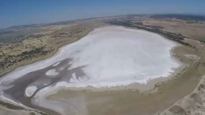 Edirne'de sıcaklar gölü kuruttu: Taşaltı Gölü beyaza büründü