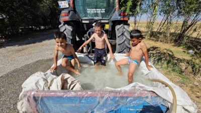 Bitlis'te çocukların serinleten eğlencesi kamerada