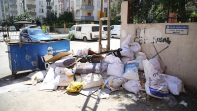 Adana'da çöp dağları: Mahalleliden kötü koku tepkisi