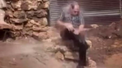 Sivas'ta sıcaktan bunaldı: Yağmuru fırsat bilip, adeta banyo yaptı