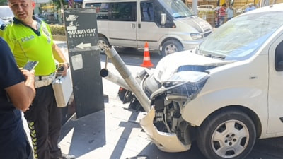 Antalya'da ticari taksiyle çarpışan hafif ticarinin iş yerine girmesini trafik lambaları önledi