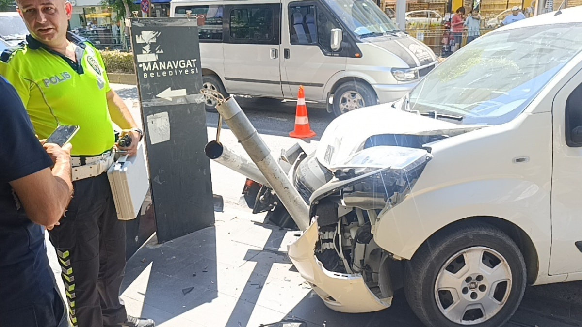 Antalya'da ticari taksiyle çarpışan hafif ticarinin iş yerine girmesini trafik lambaları önledi