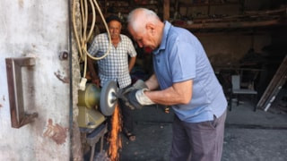 Tunceli'de yarım asırdır demire şekil veren ustanın örs başındaki mücadelesi sürüyor