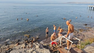 50’den 80’e Ahlatlılar güne Van Gölü’nde yüzerek başlıyor
