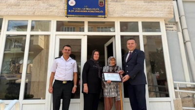 Burdur'da yıllarca simit satarak kazandıkları evlerini jandarmaya bağışladı