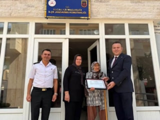Burdur'da yıllarca simit satarak kazandıkları evlerini jandarmaya bağışladı