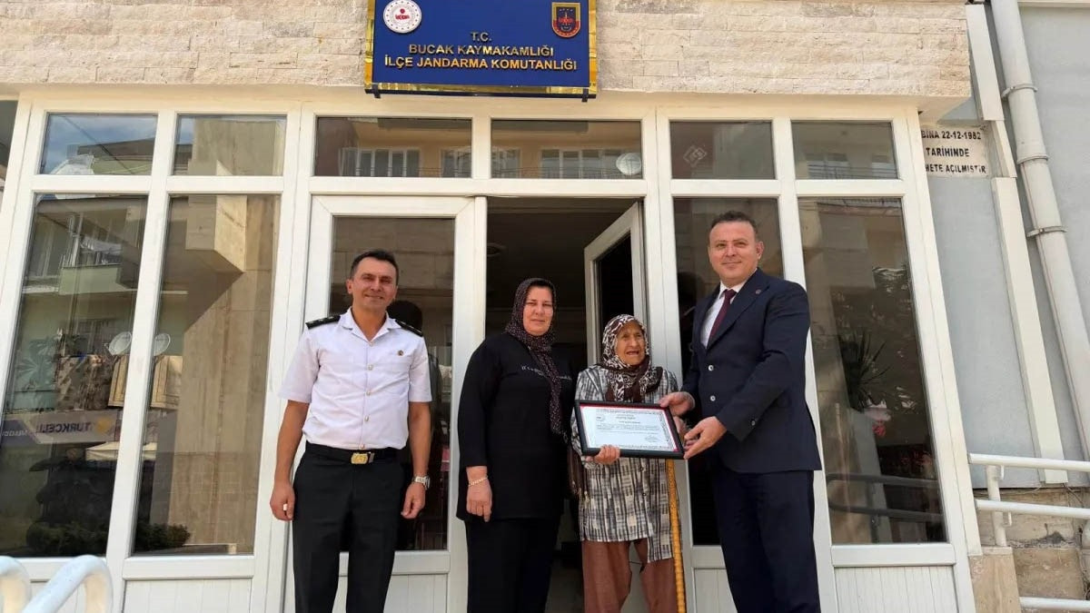 Burdur'da yıllarca simit satarak kazandıkları evlerini jandarmaya bağışladı