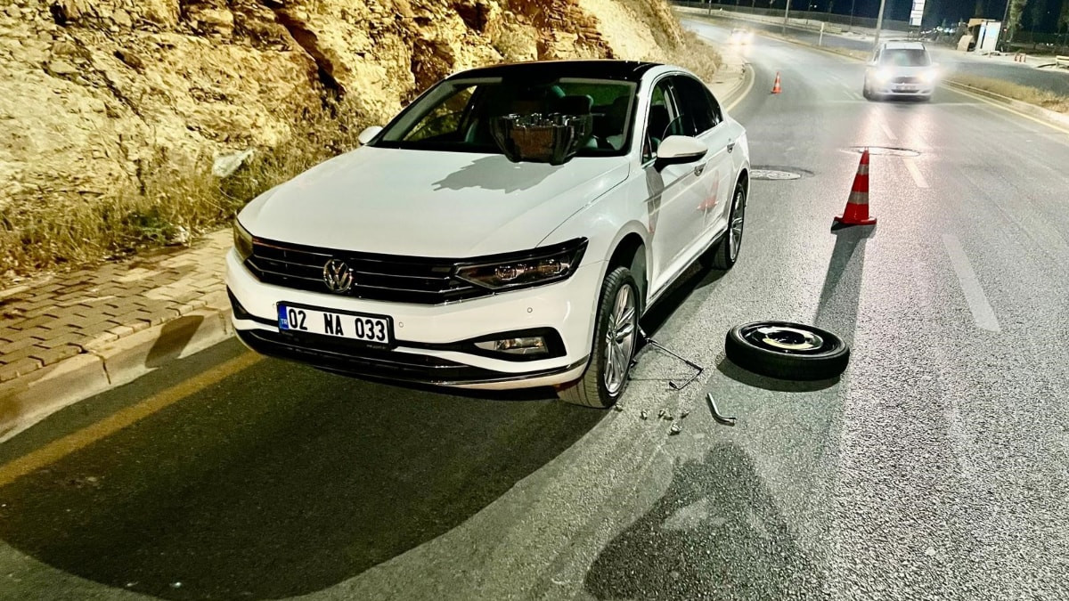 Adıyaman'da aynı çukur, 4 aracın lastiğini patlattı
