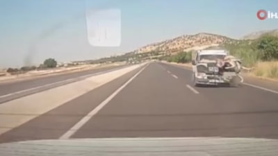 Adıyaman'da kamyonetin eşeğe çarpma anı kamerada