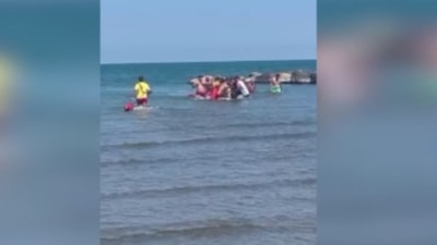 Samsun’da denize giren 2 kişi boğulma tehlikesi geçirdi