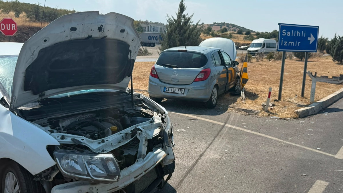 Manisa'da iki otomobil kavşakta çarpıştı: 1 kişi yaralandı