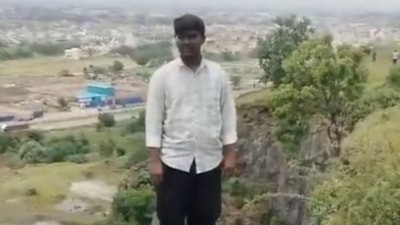 Hindistan'da ailesi iPhone almayan genç uçurumdan atladı: Tüm aile arkasından öldü
