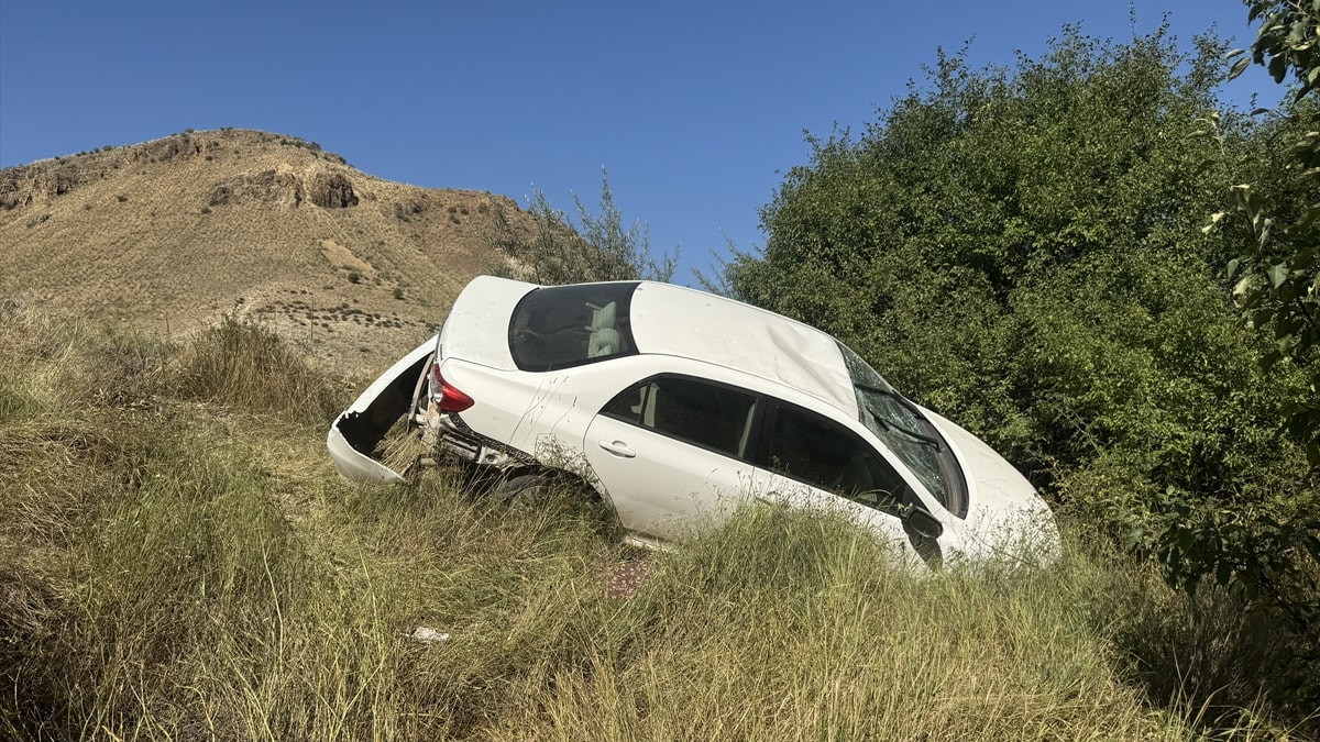 Erzurum’da otomobil şarampole devrildi: 5 yaralı