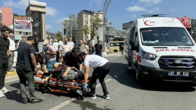 Zonguldak'ta yolun karşısına geçmeye çalışan yaşlı kadına otomobil çarptı