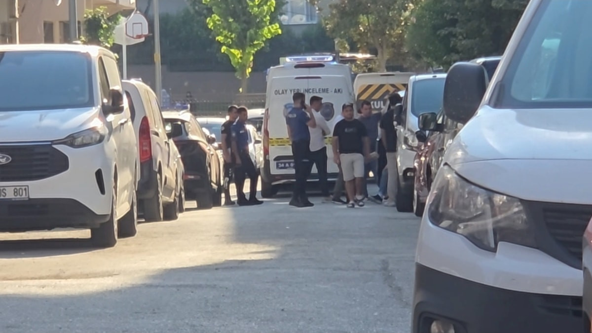 İstanbul'da bir kişi evinde boğazı kesilmiş halde ölü bulundu