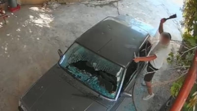 Mersin'de araca satır ve bıçaklı saldırı anları kamerada