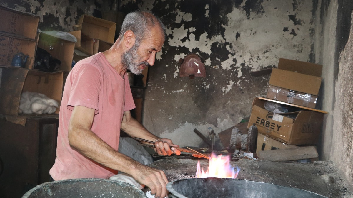 Adana'da hem kalaycılık hem şairlik yapıyor