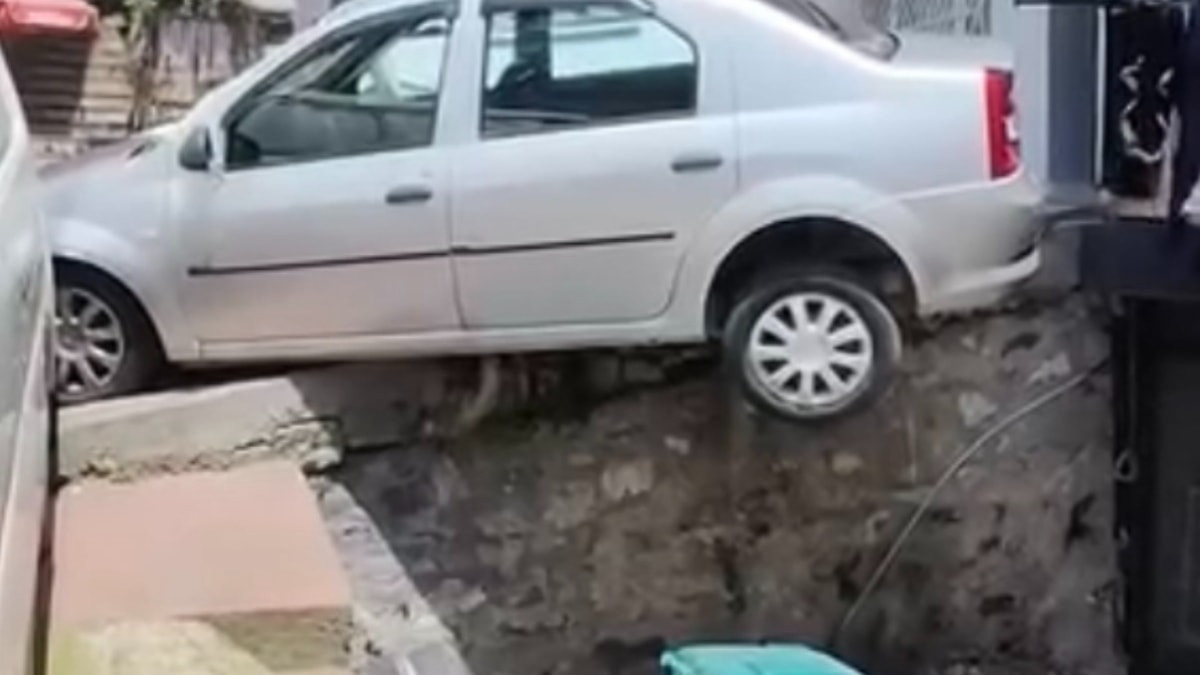 İstanbul'da otomobil askıda kaldı