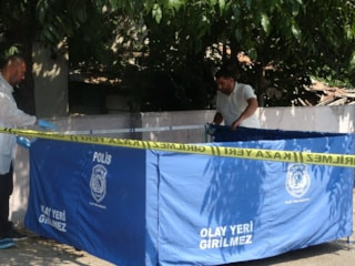 Antalya'da pazar yerinde yarı çıplak halde ölü bulundu