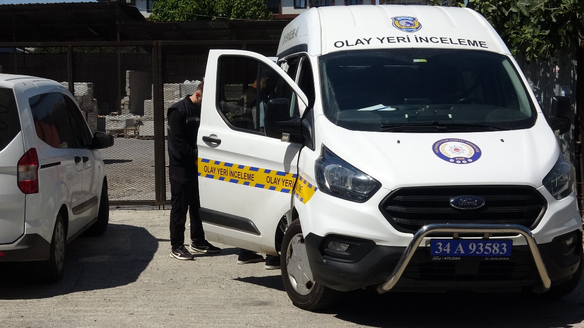 İstanbul'da çelik çatı çöktü: 2 işçi yaralandı