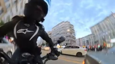 Sivas'ta otomobile çarparak takla atan motosikletli kamerada