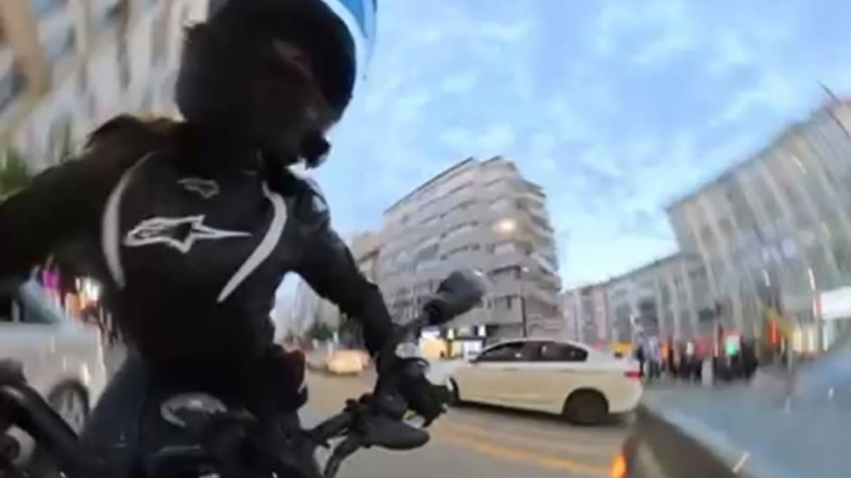 Sivas'ta otomobile çarparak takla atan motosikletli kamerada