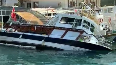 Muğla'da tur teknesi su alarak yan yattı