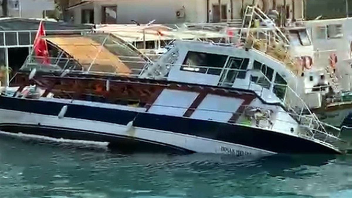 Muğla'da tur teknesi su alarak yan yattı