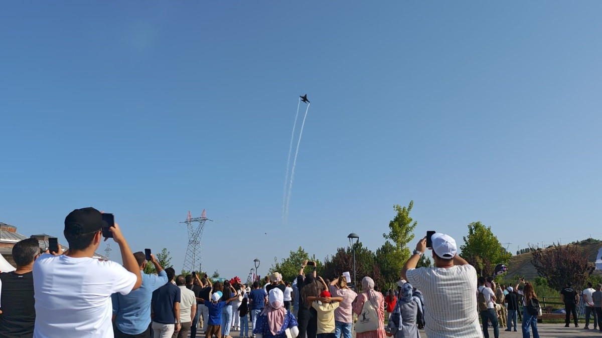 Ahlat'ta SOLOTÜRK gösteri uçusu nefes kesti